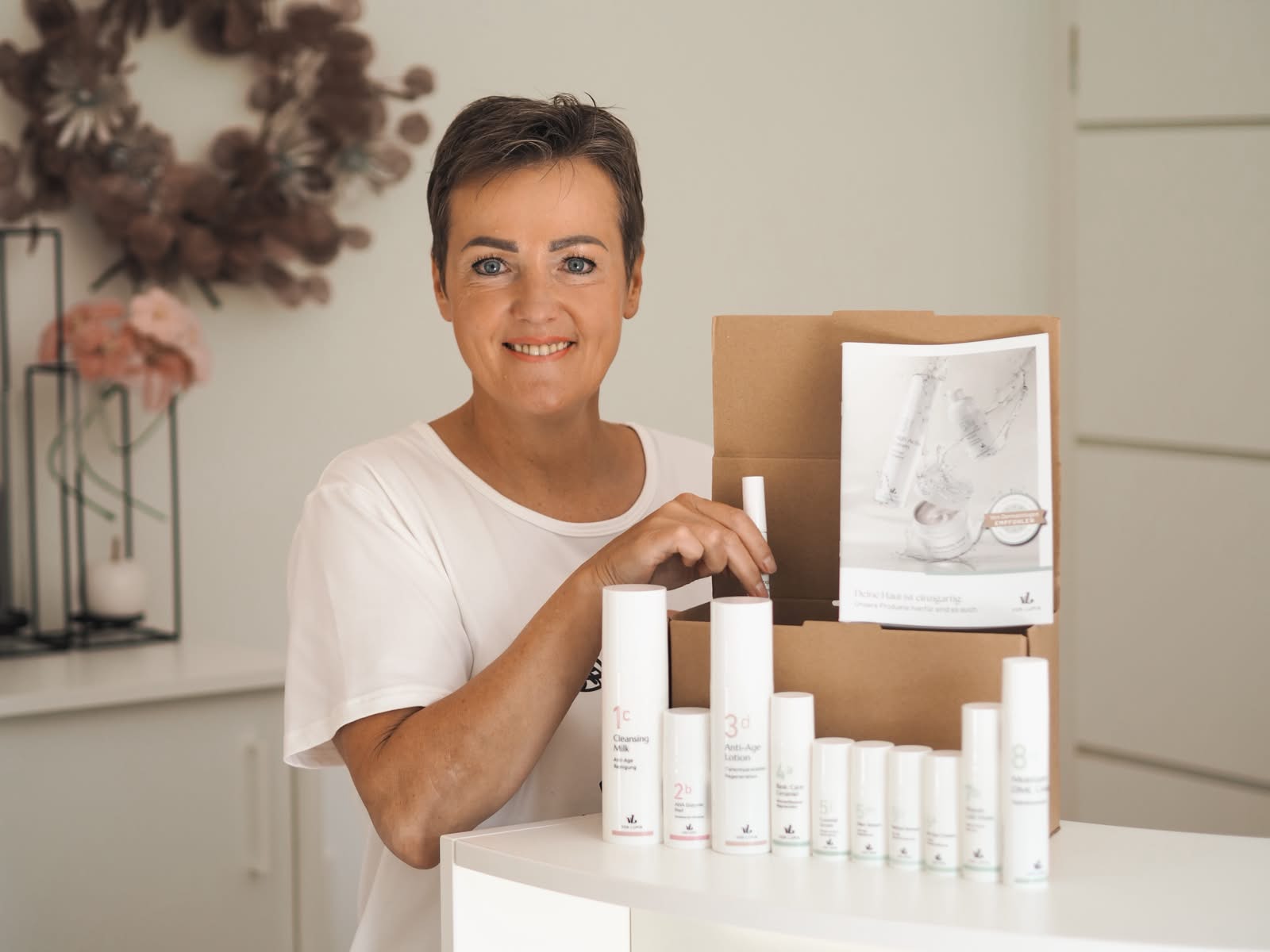 Jeannette Hitschfeld mit Pflegeprodukten im Studio